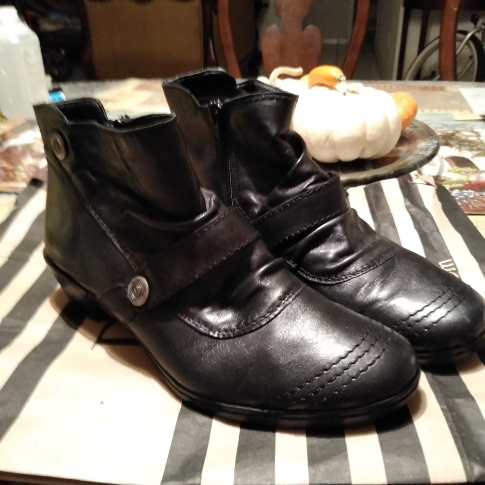 Boots - Picture 3 of 8